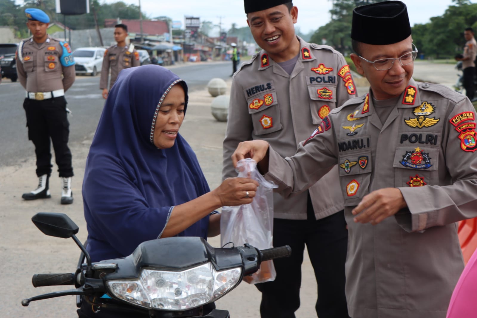 100 Takjil Dibagikan Kapolres Tubaba Jelang Berbuka Puasa