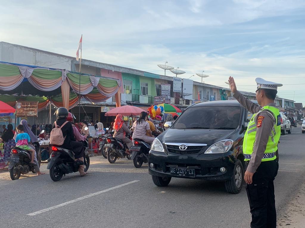 Sat Lantas Polres Mesuji Beri Keamanan Pada Pengunjung Bazar, Pedagang Takjil Mendapat Berkah dan Keuntungan