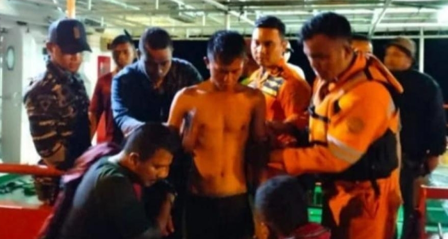 Dihantam Gelombang Besar, Kapal Nelayan Karam di Teluk Berimanua, 3 ABK Berhasil Diselamatkan Basarnas
