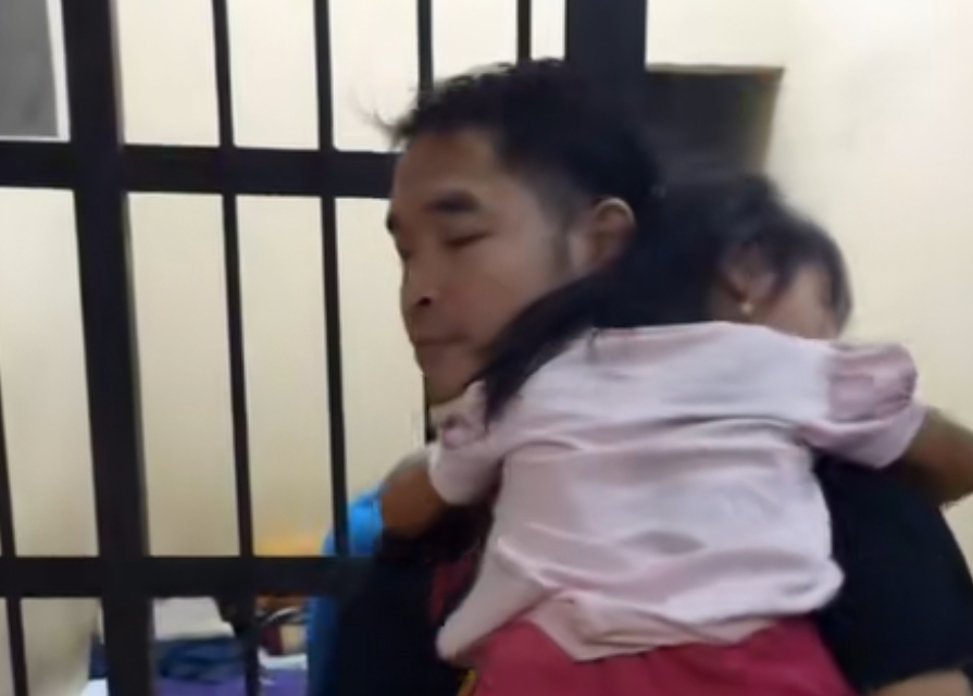 Bikin Nangis, Tersangka Kejahatan Peluk Erat Putrinya di Dalam Penjara Viral di TikTok