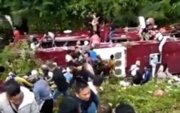 Video Detik-detik Bus Masuk Sungai di Wisata Guci Tegal, Sopir Bilang Begini