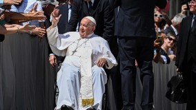 Paus Fransiskus Masuk Rumah Sakit Menjalani Prosedur Medis di Usus