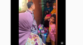 Walikota Surabaya Sambangi Warga, Bawa Bantal-Kasur dan Sepeda Angin