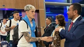 Timnas Argentina Tiba di Indonesia Disambut, Mereka Kaget Mendapat Kalungan Kain Batik