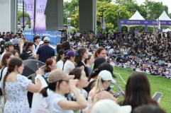 Ratusan Ribu Penggemar BTS Padati Taman Seoul Rayakan Peringatan 10 Tahun