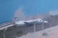 Pesawat Tergelincir Menabrak Dinding Bandara Patah Jadi Dua, Tidak Ada Korban