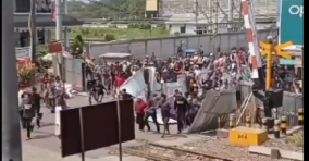 Massa Menjebol Pembatas Perlintasan Rel KA di Rangkasbitung, Rencana untuk Bangun JPO dan Stasiun