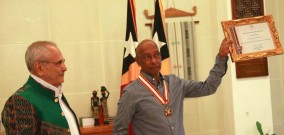 Presiden Ramos Horta Memberi Penghargaan Orde Timor Leste kapada Penulis Luis Cardoso