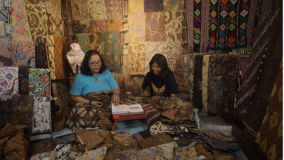 Kisah Cinta Direktur Eksektuif ALIT Indonesia Umrah Yuliati kepada Kain Tradisional Indonesia 