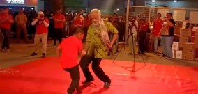 PM Xanana Gusmao Berjoget di Acara Perayaan HUT Indonesia ke-78 di Timor Leste, Juga Dimeriahkan Artis Toton Caribo dan Justy