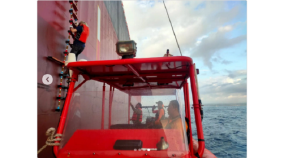 Basarnas Bali Sukses Mengevakuasi ABK yang Sakit dari Kapal MV Blue Ridge di Teluk Benoa