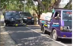 Sekdes Ditabrak, Dikejar Lalu Dihabisi oleh Dua Pria, Pelaku Melarikan Diri Meninggalkan Pickup L-300 di Tengan Jalan