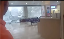 Hujan Lebat Perdana di Surabaya Barat, Kaca Lobi Rumah Rakit di Darmo Permai Pecah Berantakan