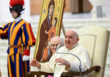 Paus Fransiscus Mengatakan Dia Menderita Bronkitis Akut dan Menular