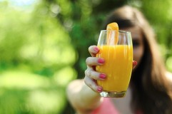 Baik Mana Minum Jus atau Makan Buah Segar?, Simak Penjelasan Ahli Nutrisi