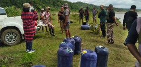Komando Satuan Polosi Perbatasan Bobonaro - Indonesia Menyita BBM Ilegal yang Diseludupkan
