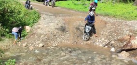 Jembatan di Bobonaro Timor Leste Putus Warga Bingung, Motor Dipaksa Nyeberang Sungai, Makin Parah Jika Banjir