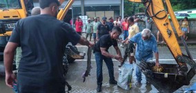 Sampah Masalah Serius di Kota Dili, PM Timor Leste Xanana Gusmao Sampai Masuk Gorong-gorong
