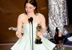 Emma Stone Menerima Piala Oscar Aktris Terbaik dengan Gaun Rusak: ‘Jangan Lihat’