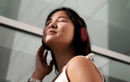 Keseringan Memakai Berujung Tuli, 3-60 Tips Sehat Menggunakan Headphone