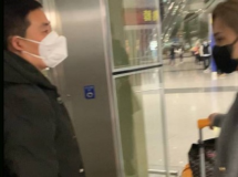 Aktris Hong Kong Gillian Chung Tampak Terguncang setelah Bertemu dengan Orang Asing di Bandara Beijing
