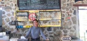 Berawal Dari Gerai Kopi di Surabaya, Wanita Ainaro ini Membangun Cafe Batu Bernuansa Klasik Eropa