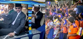 Sambutan Meriah Sultan Brinei Hassanal Bolkiah di Timor Leste, Bendera Kedua Negara Dibawa Ribuan Pelajar Negara ini