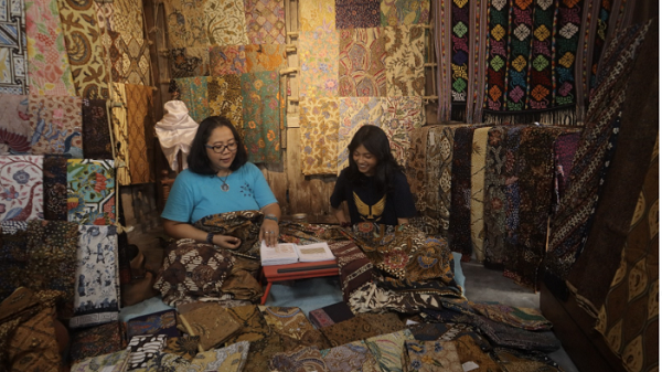 UMRAH YULIATI JATUH CINTA KEPADA BATIK