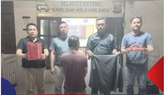 POLISI MENUNJUKKAN TERSANGKA DAN BARANG BUKTI-