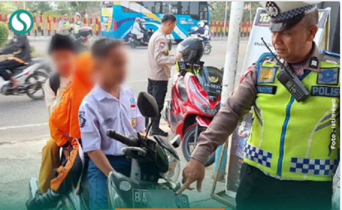 PELAJAR SMP BONCENG DUA ADIKNYA KE SEKOLAH