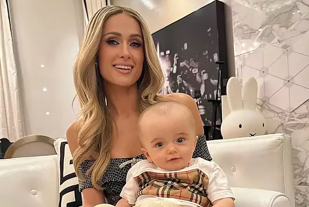 Paris Hilton dan putranya