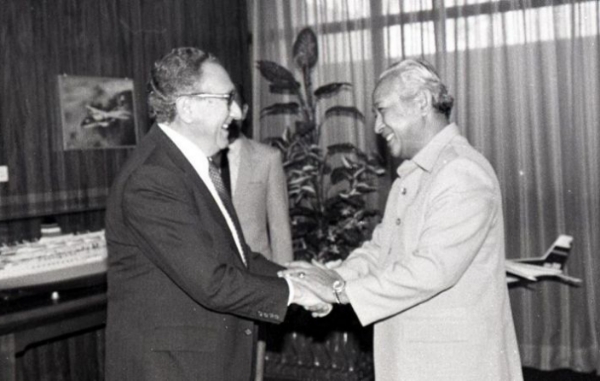 Menteri Luar Negeri Amerika Serikat Henry Kissinger (kiri) Presiden Soeharto
